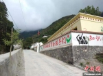 图为拉尕村有了自己的学校和幼儿园。　杨寿永 摄 - 甘肃新闻