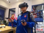 图为2名中学生用5G技术体验沉浸式VR游戏。　史静静 摄 - 甘肃新闻
