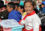 关爱藏区女童 260余套生活用品送抵甘南夏河桑科镇寄宿制小学（图） - 中国甘肃网
