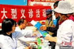 图为岷县医疗服务志愿者在开展义诊活动。(资料图) 后斌杰 摄 - 甘肃新闻