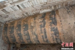 覆盖在棺木上的丝织品(第二层) 甘肃省文物考古研究所供图 摄 - 甘肃新闻