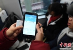 列车工作人员可直接通过旅客身份证进行电子车票的信息核验。　杨艳敏 摄 - 甘肃新闻