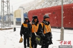 图为中铁兰州局集团有限公司职工干部扫雪保障旅客安全出行。　王喜栋 摄 - 甘肃新闻