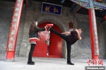 图为加拿大外籍教师约瑟夫·坎泊尔正在中国妻子的陪练下练习武术。　杨艳敏 摄 - 甘肃新闻
