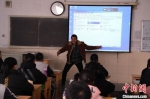 图为约瑟夫·坎泊尔正在给学生们上英语课。　杨艳敏 摄 - 甘肃新闻