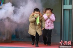 图为孩子在浓烟中体验火场逃生。　张小军 摄 - 甘肃新闻