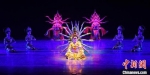 图为兰州文理学院学生表演敦煌舞。　钟欣 摄 - 甘肃新闻
