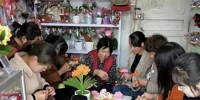 图为甘肃成县小川村妇女在农闲时节做手工活赚零花钱。　钟欣 摄 - 甘肃新闻