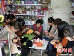 图为甘肃成县小川村妇女在农闲时节做手工活赚零花钱。　钟欣 摄 - 甘肃新闻