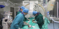 12月20日，甘肃省人民医院心血管外科为一名主动脉瓣重度狭窄患者成功实施经导管主动脉瓣置换术（TAVR）。图为手术现场。　钟欣　摄 - 甘肃新闻
