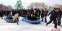 图为民众在临夏市一乡村冰雪场体验项目。　马玉林 摄 - 甘肃新闻