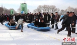 图为民众在临夏市一乡村冰雪场体验项目。　马玉林 摄 - 甘肃新闻