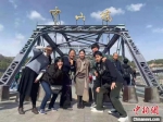 2019年，日本静冈县立大学师生访问兰州，参观走访中山桥。(资料图) 关楠楠 摄 - 甘肃新闻