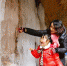 游客在毛寺村黑老锅冰窟赏景。(资料图) 高展 摄 - 甘肃新闻