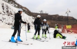 游客在陇东滑雪场体验滑雪运动。　高展 摄 - 甘肃新闻