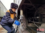 图为车务青年刘璇给旅客列车上水。　兰州局集团宣传部供图 - 甘肃新闻