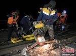 图为工务青年寒夜打磨钢轨。　兰州局集团宣传部供图 - 甘肃新闻