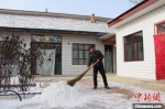 1月21日，贾海峰清扫院子里的积雪。　盘小美 摄 - 甘肃新闻