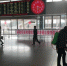 图为甘肃武威火车站候车大厅内工作人员进行消毒防疫工作。　杨艳敏 摄 - 甘肃新闻