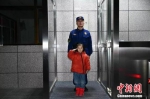这是他当消防员后的第十二个春节,女儿陪他一起站岗 - 甘肃新闻