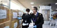 图为兰州海关工作人员查验境外捐赠医用口罩货物。　兰州海关供图 - 甘肃新闻