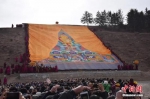 资料图：2016年2月20日，农历正月十三，有着“世界藏学府”之称的甘肃拉卜楞寺举行了一年一度的正月晒佛节。何龙 摄 - 甘肃新闻
