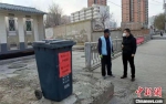图为废弃口罩专用回收箱。　兰州市城管委供图 摄 - 甘肃新闻