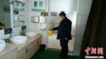 图为2月初，工作人员对敦煌市旅游景区卫生间进行防疫消毒。　敦煌市委宣传部供图 摄 - 甘肃新闻
