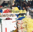 中新社记者1月29日拍摄的资料图：兰州市城区的何家庄、五泉等多家菜市场正常营业，摊点上有多种新鲜蔬菜。　杨艳敏 摄 - 甘肃新闻