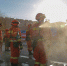 灭火归来，消防指战员正在进行消毒。（张小军 摄） - 人民网