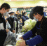 2月11日下午，甘肃兰州市民在超市内挑选完蔬菜后排队称重。（王文嘉 摄） - 人民网