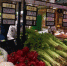 图为兰州市城关区大型超市蔬菜区种类丰富，以供当地民众随意挑选。　张婧 摄 - 甘肃新闻