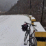 苗兵经过山路休息时，给靠在路边的自行车拍了张照片。自行车把上挂着的是馍馍和泡面 受访者供图 - 甘肃新闻