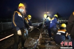 图为2月24日凌晨，陇海线换铺无缝线路施工现场。　王守宁　摄 - 甘肃新闻