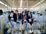 甘肃省支援湖北第三医疗队的队员们缝制了具有甘肃元素的手工袋作为礼物送给即将出院的患者。（甘肃省卫健委供图） - 人民网