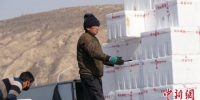 务工者搬运从甘肃省外运送来的蔬菜。　魏建军 摄 - 甘肃新闻