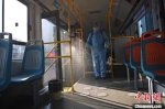 兰州公交集团有限公司工作人员对车辆进行消毒。　杨艳敏 摄 - 甘肃新闻