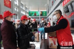 图为甘肃成县机场人员为劳务者提供食物。　祁丽 摄 - 甘肃新闻