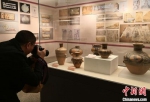 图为：民众在甘肃省博物馆观赏展出的文物。(资料图) 杨艳敏 摄 - 甘肃新闻
