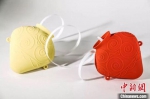 图为甘肃省博物馆文创中心设计开发的网红文创产品“彩陶热水袋”。　甘肃省博物馆供图 摄 - 甘肃新闻