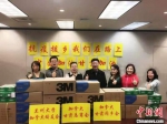 加拿大华侨华人捐赠物资发出前合影。(资料图) 捐赠方供图 - 甘肃新闻