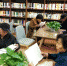 图为市民在读者小站看书。(资料图)西固区融媒体中心供图 - 甘肃新闻