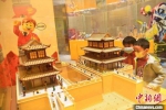 图为两个小孩欣赏乐高搭建的嘉峪关3D模型。　杨艳敏 摄 - 甘肃新闻