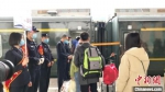 图为中国铁路兰州局集团公司工作人员在站台对进疆务工旅客进行引导，确保复工人员有序出行。　张涛 摄 - 甘肃新闻