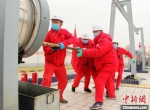 图为基层输油站员工将清管器装至管道发球筒，发送至下游输油站。　石建强 摄 - 甘肃新闻