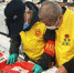 兰州市七里河区“红色代跑队”志愿者正在结合清单核对所购物品。(资料图) 高康迪 摄 - 甘肃新闻