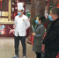 图为崆峒区监管人员督促餐饮服务单位推行使用公筷公勺。 - 甘肃新闻