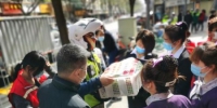 兰州社区"微行动"递爱心 战"疫"志愿者获赠百箱蔬菜 - 甘肃新闻