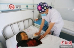 袁文华正在给病人测量血压。　高展 摄 - 甘肃新闻
