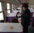 图为疫情防控期间，7504次列车工作人员对乘车旅客进行测温。　关杰 摄 - 甘肃新闻